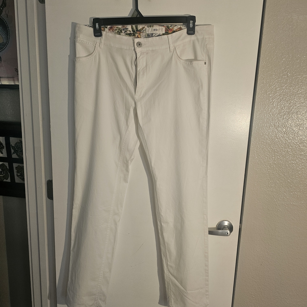 BRAX white pants  Clean white trousers with a modern fit and subtle tropical 36